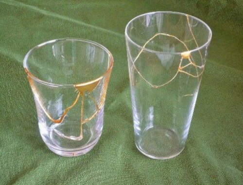 Glass cups with organic gold lines along it